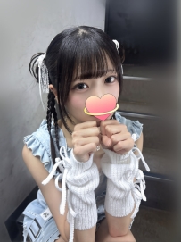 小柄でセクシーな妹系、20歳とは思えないほど積極的で、密着して挑発的に擦り寄ってき