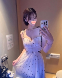 彩華 157cm.45.D.23歳  顔は童顔で、目が大きい  笑うとアニメから飛び出してきたよう