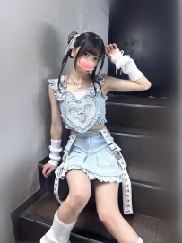 嬌小騷軟妹，只有20歲卻特別主動，喜歡貼身挑逗磨蹭 反應敏感，濕得快、叫聲甜，全程