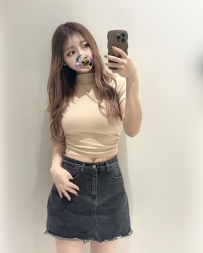 ナミは、清々しく爽やかな雰囲気を持っています。彼女は春風のように心に触れ、癒しと